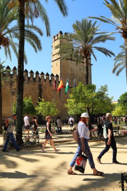 CORDOBA, İSPAN - 23 Mayıs 2017 Hristiyan Kralların Alcazar girişinin önünde palmiye ağaçları olan bir meydan..