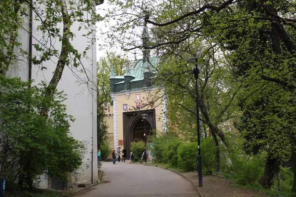 プラハ チェコ エイプリル社2012年24日 ミラー ラビリンスの魅力はペトリン ガーデンズの小さな要塞のような構造物です — ストック写真