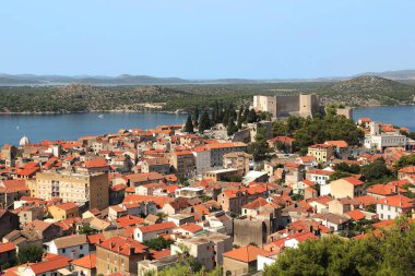 SIBENIK, CROATIA - 12 Eylül 2016: Bu, St. Michael kalesi ile şehir ve tepenin bir görüntüsü.