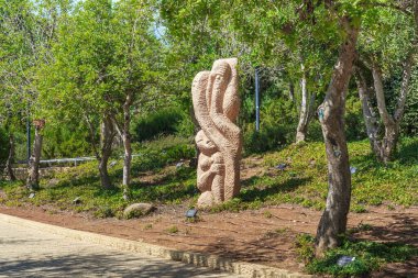 JERUSALEM, ISRAEL - 24, 2017 SEPTEMBER: Bu Yad Vashem Müzesi 'ndeki (Yahudi Soykırımı Müzesi) Erdemliler Sokağı' ndaki Meçhul Ahlak Anıtı).