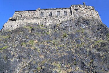 EDINBURGH, GREAT BRITAIN - 10 Eylül 2014: Bu, kalenin bulunduğu uçurumun eteklerindeki Edinburgh Kalesi 'ndeki hapishane binasının görüntüsü..