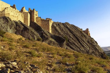 NEMRUT DAG, TURKEY - 8 Ekim 2020: Bu, günbatımının ışınlarında bir kaya çıkıntısında bir Mamluk şatosunun bir parçası.
