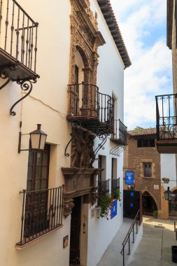 BARCELONA, İspanya - 9 Mayıs 2017: Bu, İspanya Köy mimari parkındaki Endülüs bölgesinin tarzındaki sokaklardan biridir..