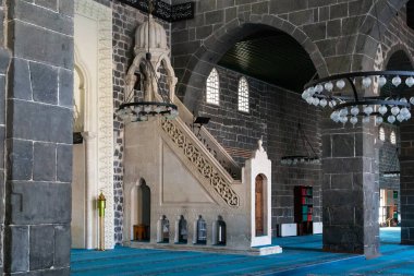 DIYARBAKIR, TURKEY - 9 Ekim 2020: Bu, Türkiye 'nin en eski camilerinden biri olan Büyük Cami' deki bir mineral barı.