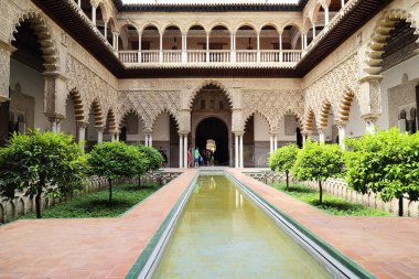 SEVILLE, SPAIN - 21 Mayıs 2017: Burası Alcazar 'ın Mağribi Sarayı' ndaki Bakirelerin Avlusu. 