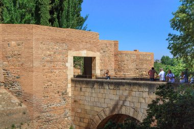 GranAGA, İspanya - 20 Mayıs 2017: Bu Alhambra 'ya bir giriş Yeni Köprü üzerinden.