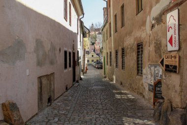CESKY KRUMLOV, CZECH - 25 Nisan 2012: Bu dar bir şerit eski ortaçağ kasabası.