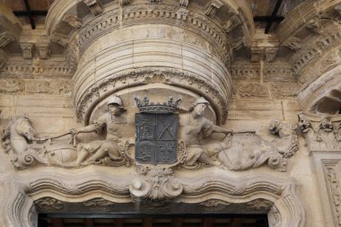 JEREA DE LA FRONTERA, İSPA - 22 Mayıs 2017: Bu eski kentin girişindeki sahiplerinin aile arması Marquis Bermatti 'nin malikanesi.