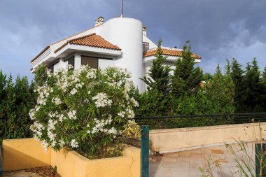 ANDALUSIA, İspanya - 21 Mayıs 2017: Burası geleneksel olarak çiçekler ve yeşilliklerle çevrili modern bir Endülüs kır evi. 