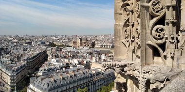 PARİS, FRANCE - 30 AĞUSTOS 2019 Bu Saint Eustache Kilisesi ve modern Forum Les Halles 'in Saint-Jacques Kulesi' nin yüksekliğinden görünüşü.