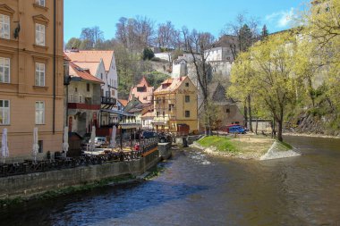 CESKY KRUMLOV, CZECH - 25 Nisan 2012: Vltava Nehri üzerinde tenha bir yerde küçük bir adadır.
