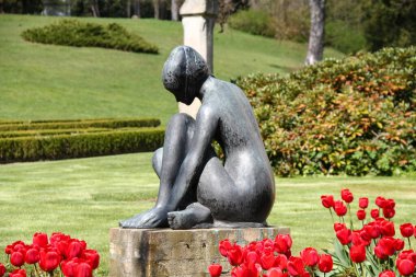 HLUBOKA NAD VLAVOU, CZECH - 25 Nisan 2012: Bu Castle Park laleleri arasında bir kadının modern bir heykeli.