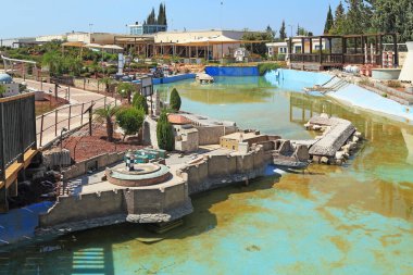 LATRUN, ISRAEL - 18 EYLÜL 2017: Bu Minyatürler Parkı Mini-İsrail 'deki eski Acre' nin liman ve kalesinin planı.