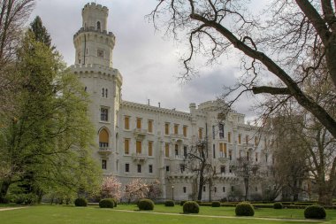HLUBOKA NAD VLAVOU, CZECH - 25 Nisan 2012: Bunlar 19. yüzyılda Neo-Gotik stilde yeniden inşa edilen park ve eski Çek şatosu.