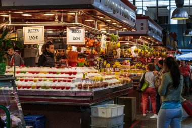 BARCELONA, İspanya - 10 Mayıs 2017: Bunlar ünlü Boqueria pazarındaki meyve suyu ve meyve tezgahları.
