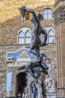 FLORENCE, ITALY - 12 Eylül 2018: Bu, Piazza Signoria 'daki Palazzo Vecchio' daki Perseus 'un (Benvenuto Cellini) heykeli..