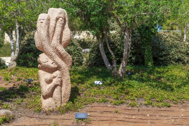 JERUSALEM, ISRAEL - 24, 2017 SEPTEMBER: Bu Yad Vashem Müzesi 'ndeki (Yahudi Soykırımı Müzesi) Erdemliler Sokağı' ndaki Meçhul Ahlak Anıtı).