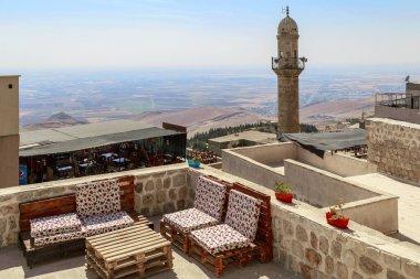 MARDIN, TURKEY - 10 Ekim 2020: Burası Suriye Ovası 'na bakan eski kentlerden birinin terasında gözlerden uzak bir köşe..
