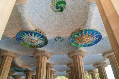 BARCELONA, SPAIN - 16 Mayıs 2017: Bu, Park Guel anıtsal bölgesindeki Hypostyle Salonu 'nun tavanının mozaik seramik bir parçasıdır (mimar Gaudi).).