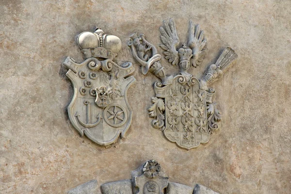 チェスキー クルムロフ チェコ エイプリル社2012年25日 チェスキー クルムロフ城の旧所有者の紋章です — ストック写真