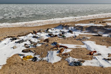 Burası kışın Azov 'un kirli kıyıları..