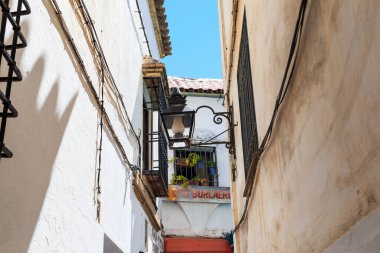 CORDOBA, İSPA - 23 Mayıs 2017: Bu, eski ortaçağ kentinin Yahudi mahallesinin dar sokaklarında gökyüzünün bir açıklığı..