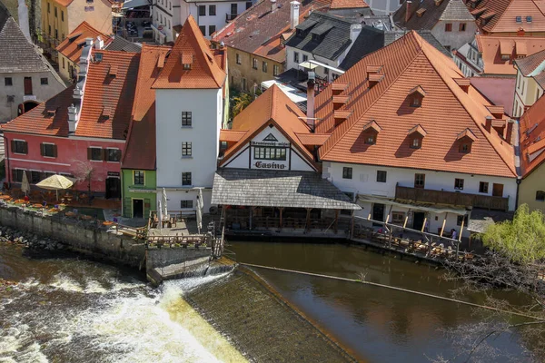 CESKY KRUMLOV, CZECH - 25 Nisan 2014: Bu eski su değirmeninin ortaçağ binasının manzarası.