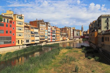 GİRONA, İSPAN - 14 Mayıs 2017: Bunlar Onyar Nehri ve Eyfel Köprüsü 'nün nehir yatağındaki renkli eski evler.