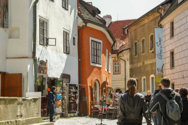 CESKY KRUMLOV, CZECH - 25 Nisan 2012: Burası her zamanki gibi turistlerle dolu eski ortaçağ kentinin sokaklarından biri.