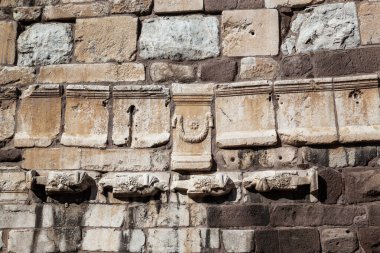 ANKARA, TURKEY - 12 Eylül 2020: Bu Hisar Kalesi 'nin duvarının bir parçası, hem taşlardan hem de antik binaların kalıntılarından yapılmış..