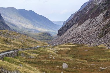 WALES, GREAT BRITAIN - 14 Eylül 2014: Bunlar sonbahar bulutlu bir günde Snowdonia Ulusal Parkı 'nın çorak arazileri ve dağlarıdır..