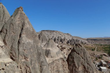 SELIME, TURKEY - 5 Ekim 2020: Bu köyün yakınındaki vadi bir görünüm, dünya dışı bir kozmik manzara gibi görünüyor.