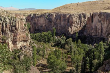 IHLARA VALLEY, TURKEY - 5 Ekim 2020 İhlara Vadisi 'ndeki Melendi Deresi kanyonu, Bizans döneminden kalma çok sayıda Hıristiyan kilisesinin eserleriyle ünlüdür..