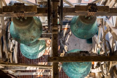 ZADAR, CROATIA - 14 Eylül 2016: Bu St. Anastasia Katedrali 'nin çan kulesindeki kilise çanlarının en üst görüntüsü.