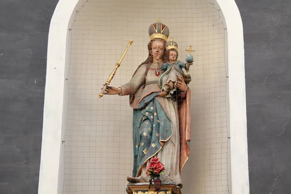 ケスキー クルムロフ チェコ エイプリル社2012年25日 これは聖ヨスト教会の壁のニッチにある神と子の母の彫刻です — ストック写真