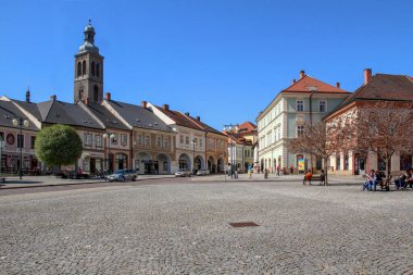 KUTNA HORA, CZECH - 28 Nisan 2012: KUTNA HORA, CZECH - 28 Nisan 2012: Burası eski Çek kasabasının tarihi merkezindeki Palackeho Meydanı.