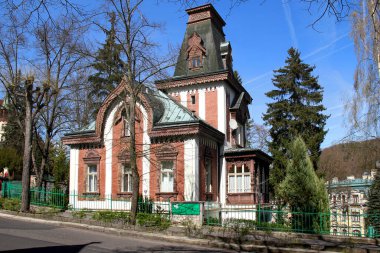 KARLOVY VARY, CZECH - 26 Nisan 2012: Bu Kral George Caddesi 'ndeki eski Art Nuovo tarzı kulübelerden biri.