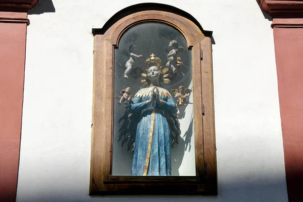 チェコのケスキー クルムロフ エイプリル社2012年25日 これは聖ヴィート大聖堂近くのカプランカのニッチな家の聖母の姿です — ストック写真