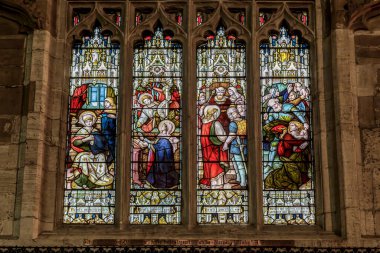 STRATFORD-UPON-AIVON, GREAT BRITAIN - 15 Eylül 2014: Bu William Shakespeare 'in gömüldüğü Kutsal Üçleme Kilisesi' nin ortaçağ vitray pencerelerinden biridir..