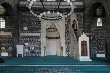 DIYARBAKIR, TURKEY - 9 Ekim 2020: Bu, Türkiye 'nin en eski camilerinden biri olan Büyük Cami' deki mihrab ve minbar..