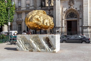PARIS, FRANCE - 30 AĞUSTOS 2019: Bu, Louvre Meydanı 'nı süsleyen (Frederico Alapna' nın) Yaldızlı Başı 'nın modern bir heykeli. 