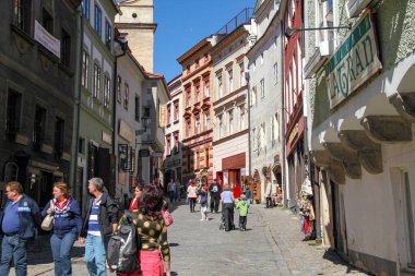 CESKY KRUMLOV, CZECH - 25 Nisan 2012: Burası turistlerle dolu eski ortaçağ kentinin sokaklarından biri.