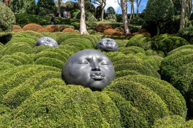 ETRETAT, FRANCE - SEPTEMBER 1, 2019: Bu, Etretat Bahçelerinin Duyguları Bahçesi 'ndeki modern sanat koleksiyonunun yağmur damlaları kurulumu.