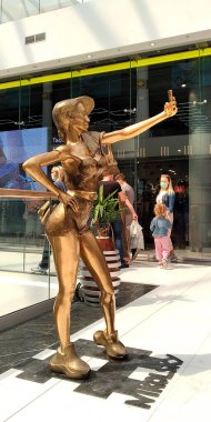 KHARKOV, UKRAINE - 22 Mayıs 2021: Bu modern bir binada selfie çeken bir kızın figürü.