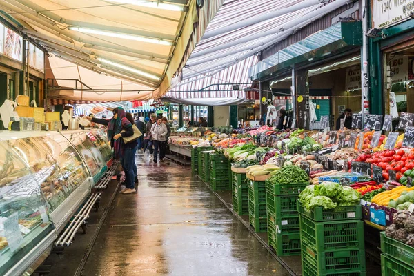Vienna, AUSTRIA - 22 Mayıs 2019: Bu bahar yağmurunda ünlü Naschmarkt pazarının alışveriş salonu.