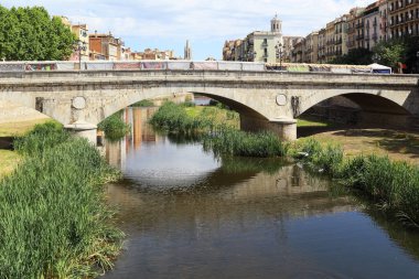 GİRONA, İSPAN - 14 Mayıs 2017: Bu Onyar Nehri üzerindeki Taş Köprü (Pont de Pedra), 19. yüzyılın ortalarında inşa edilmiştir..
