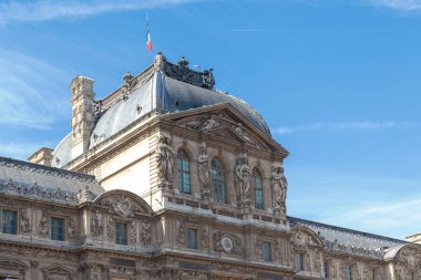PARIS, FRANCE - 30 AĞUSTOS 2019: Bu, Louvre Meydanı 'nın yanından Louvre' daki Saat Pavyonu 'nun kubbesi..