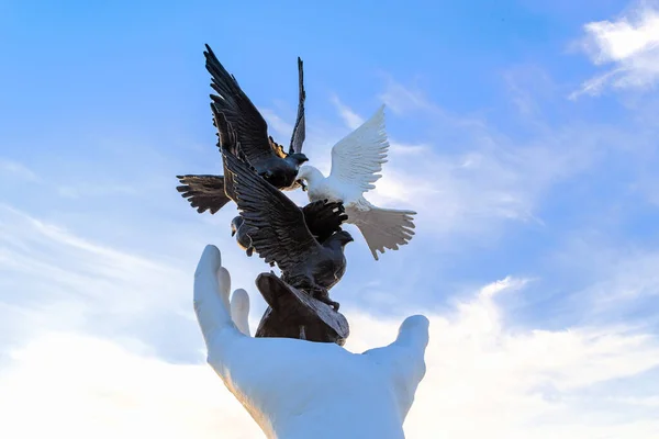 Kusadasi Turkey Czerwca 2021 Fragment Pomnika Ręki Pokoju Nabrzeżu Miasta — Zdjęcie stockowe