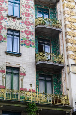 VIENNA, AUSTRIA - 22 Mayıs 2019: Bu, 19. yüzyılın sonlarında Viyana modernizminin en önemli örneklerinden biri olan Majolica Evi 'nin (mimar Otto Wagner) ön cephesinin bir parçasıdır..
