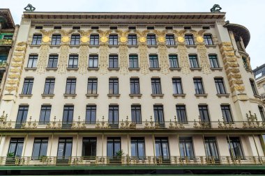 VIENNA, AUSTRIA - 22 Mayıs 2019: Bu 19. yüzyılın sonlarındaki Viyana modernizminin en önemli örneklerinden biri olan Madalyonlu Ev 'in ön cephesidir (mimar Otto Wagner)..